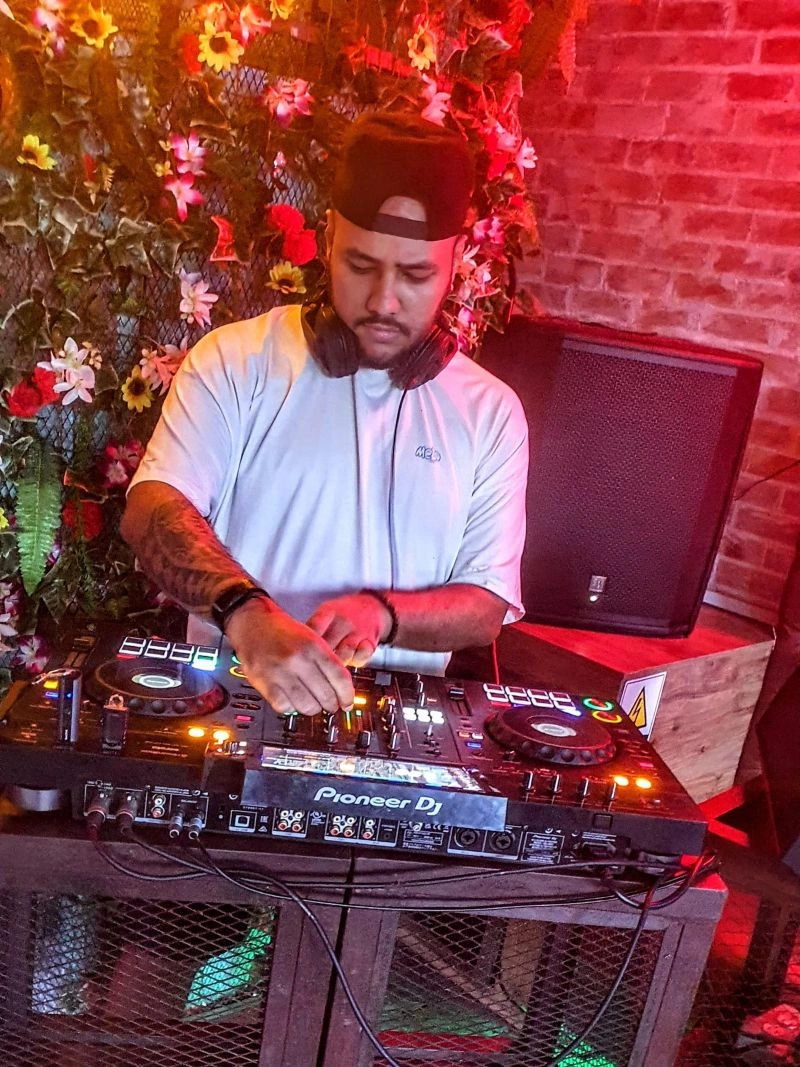 VIKTOR DJ Performance